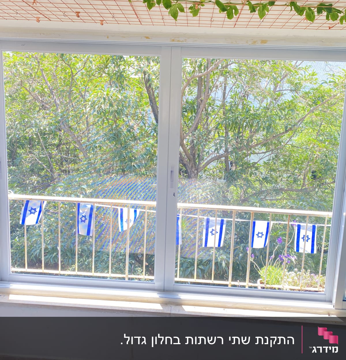 חלון אלומיניום גדול עם מסגרת כסופה